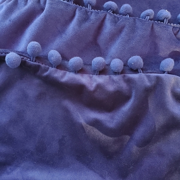 Blue velvet set of 2 throw pillow pillowcases with pom-poms hidden zipper - Picture 3 of 7